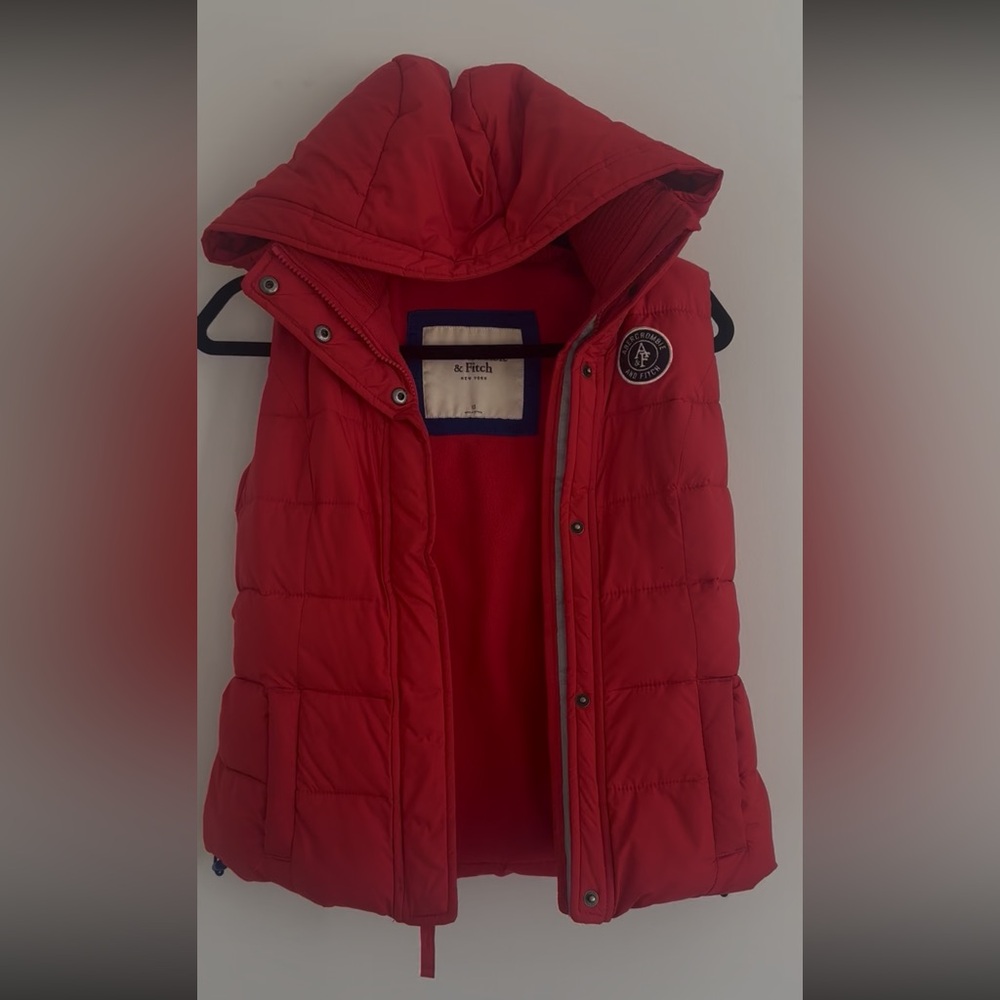 Abercrombie & Fitch Red sleeve less PufferJacket